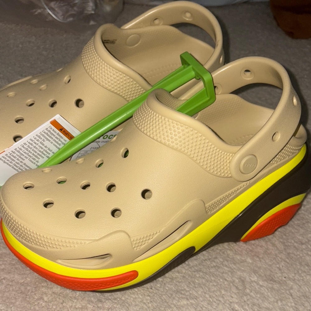NWT CROC BUBBLE CRUSH PLATFORM CLOGS - Sesame (9)
